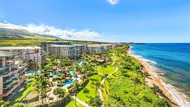 Un complexe hôtelier comprenant plusieurs bâtiments, un accès à la plage et un espace piscine.
