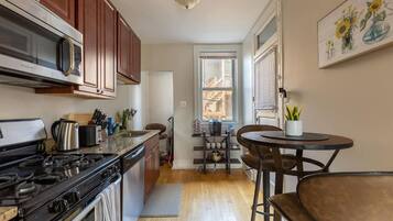 Coffee/tea maker, fridge, microwave, oven