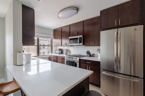 Een koelkast, een magnetron, een oven, een kookplaat