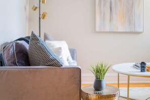 Smart TV - ✨|Beautiful|Comfy|1br|✨LincolnSq.|Near Wrigley| ✨ (Chicago)