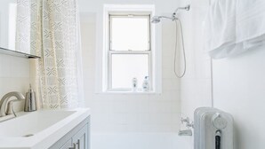 Combined shower/tub, hair dryer, towels, soap - Cozy and Intimate 1BR in Lively Lincoln Square (Chicago)