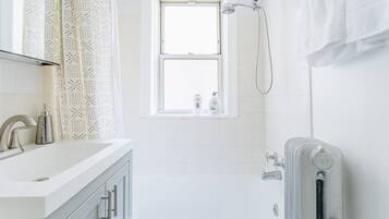 Bañera con ducha, secador de pelo, toallas, jabón