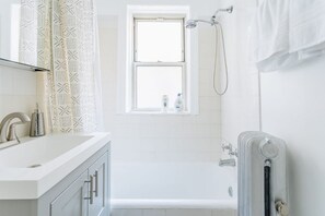 Bathroom - Cozy and Intimate 1BR in Lively Lincoln Square (Chicago)