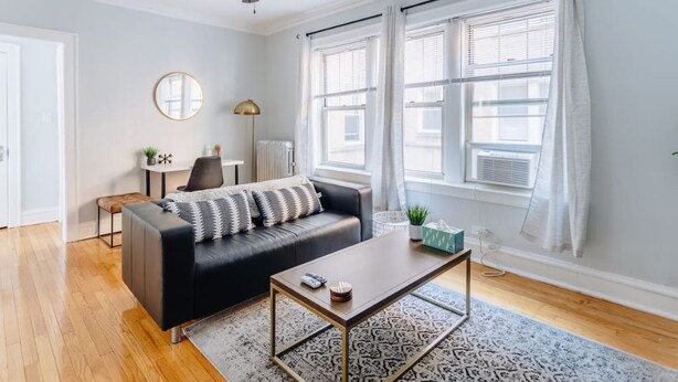 Smart TV - Cozy and Intimate 1BR in Lively Lincoln Square (Chicago)