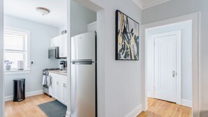 Coffee/tea maker, fridge, microwave, oven - Cozy and Intimate 1BR in Lively Lincoln Square (Chicago)