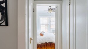 1 bedroom, desk, iron/ironing board, travel crib - Cozy and Intimate 1BR in Lively Lincoln Square (Chicago)