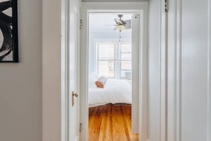 Room - Cozy and Intimate 1BR in Lively Lincoln Square (Chicago)