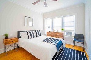 2 chambres, bureau, fer et planche à repasser, lit de bébé portatif