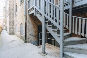 Property grounds - 🌟Homey|Snuggly|Modern|1BR Lakeview - Near Wrigley🌟 (Chicago)