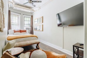 1 bedroom, iron/ironing board, free WiFi, bed sheets - 🌟Homey|Snuggly|Modern|1BR Lakeview - Near Wrigley🌟 (Chicago)