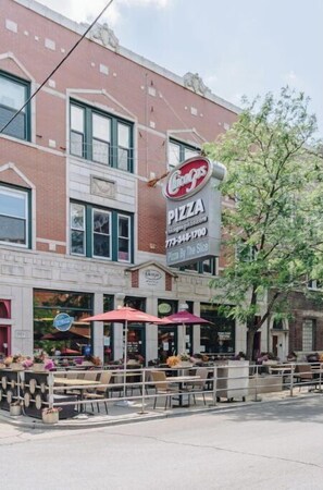 Outdoor dining - 🌟Homey|Snuggly|Modern|1BR Lakeview - Near Wrigley🌟 (Chicago)