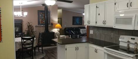 Een microgolfoven, een vaatwasser, een koffiezetapparaat/waterkoker