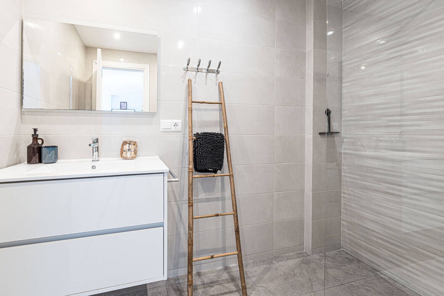 Dusch, hårtork och handdukar