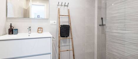 Een douche, een haardroger, handdoeken