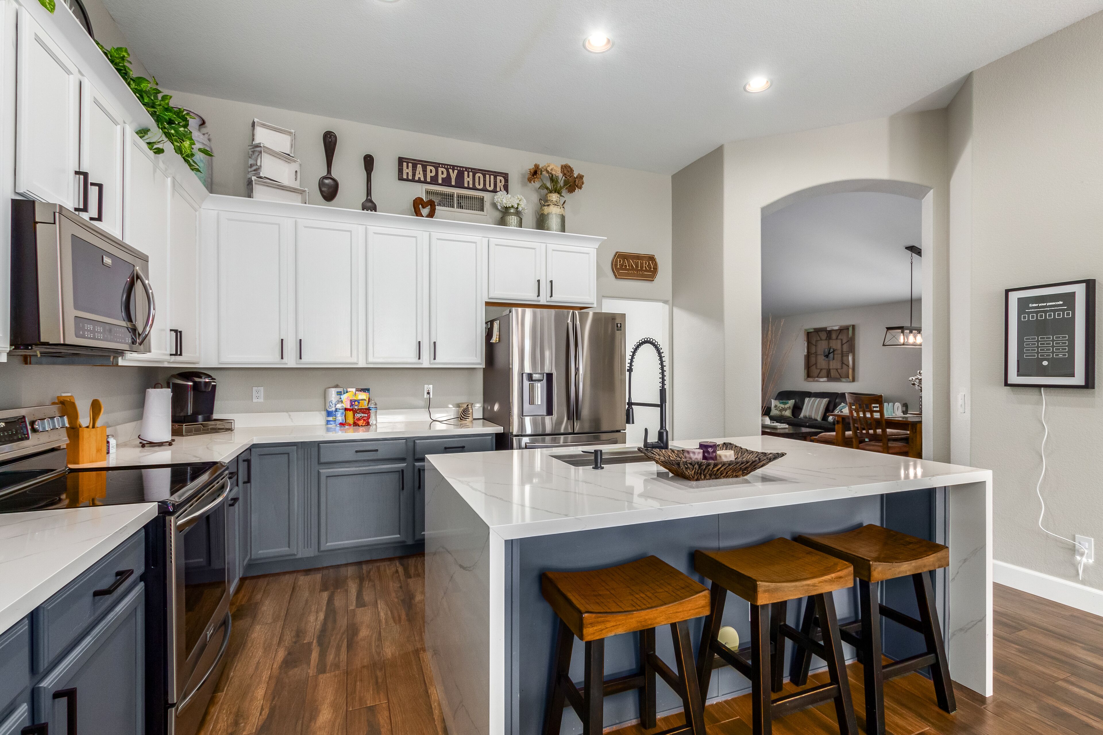 Jääkaappi, mikroaaltouuni, uuni, liesi