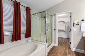 Combined shower/tub, hair dryer, towels