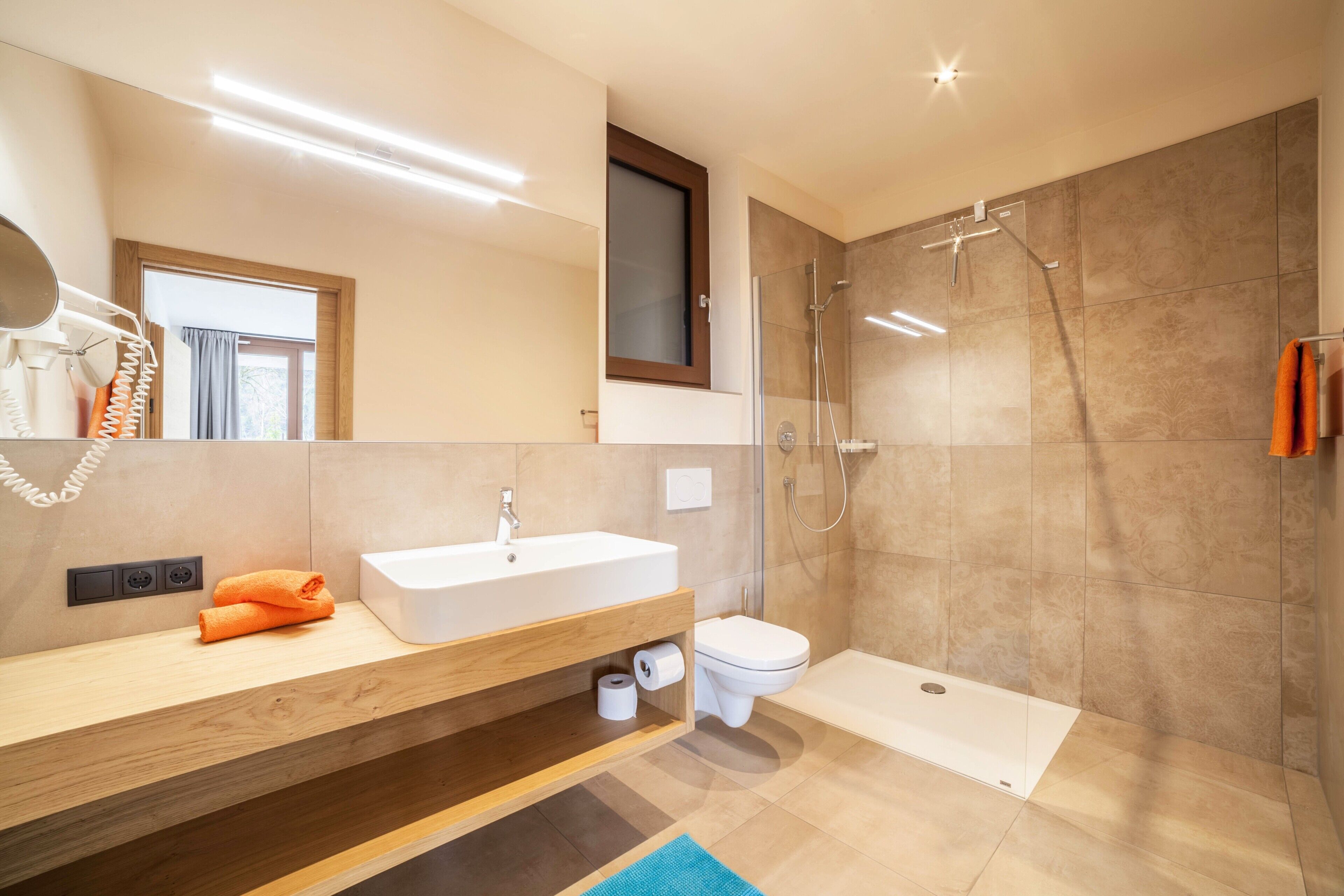 Een douche, handdoeken