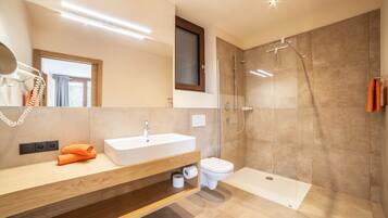 Een douche, handdoeken