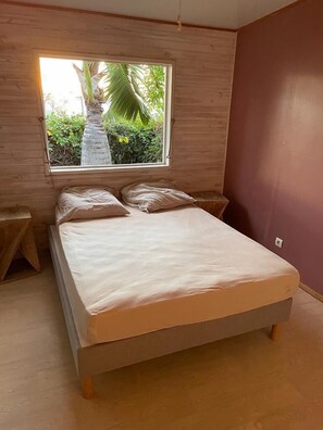 3 makuuhuonetta, työpöytä, silitysrauta/-lauta, vauvan matkasänky