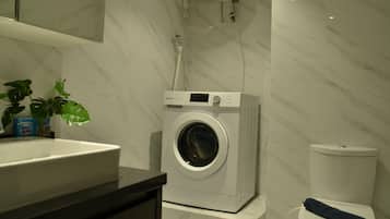 Room | Bathroom | Shower, free toiletries, towels