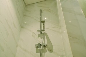 Room | Bathroom | Shower, free toiletries, towels