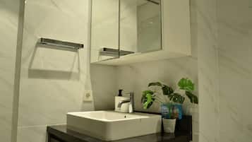 Kamar | Kamar mandi | Shower, perlengkapan mandi gratis, dan handuk