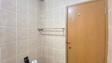 Quarto | Banheiro | Chuveiro, produtos de toalete grátis, toalhas de banho