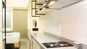 Een moderne keuken met een ingebouwde kookplaat, een spoelbak en een aanrecht.