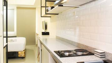 Quarto | Cozinha privada | Geladeira, cooktop, talheres/pratos/utensílios de cozinha