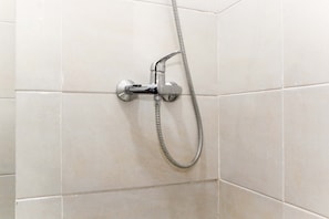 Zimmer | Badezimmer | Dusche, kostenlose Toilettenartikel, Handtücher