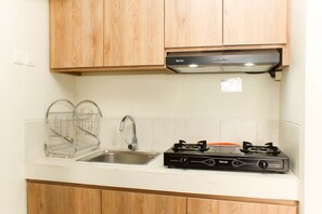 Room | Private kitchen | Fridge, stovetop, cookware/dishes/utensils