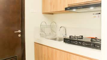 Quarto | Cozinha privada | Geladeira, cooktop, talheres/pratos/utensílios de cozinha