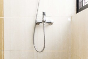 Habitación | Baño | Regadera, amenidades de baño gratuitas, toallas 
