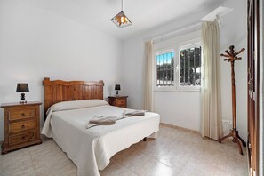 4 bedrooms, iron/ironing board, free WiFi, bed sheets