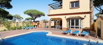Villa Fátima with Pool, Garden & Wi-Fi