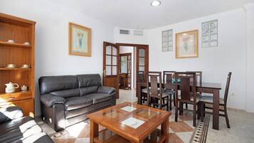 Een open haard en een stereo