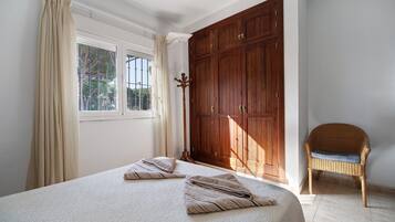 4 dormitoris, planxa i posts de planxar, wifi gratuïta i roba de llit