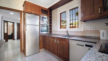 Een koelkast, een microgolfoven, een oven, een kookplaat