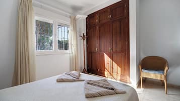 4 slaapkamers, een strijkplank/strijkijzer, gratis wifi, beddengoed