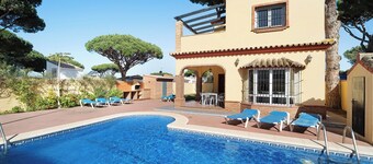 Villa Fátima with Pool, Garden & Wi-Fi