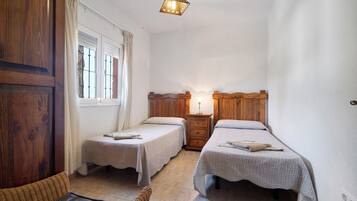 4 bedrooms, iron/ironing board, free WiFi, bed sheets