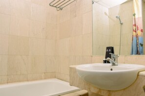 Room | Bathroom | Shower, free toiletries, towels - Elegant And Comfort 1Br + Extra Room Apartment At Bellagio Residence (Jakarta)