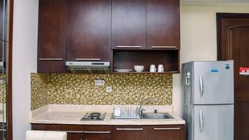 Room | Private kitchen | Fridge, stovetop, cookware/dishes/utensils