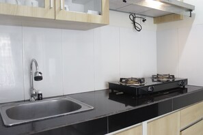 Room | Private kitchen | Fridge, stovetop, cookware/dishes/utensils - Stylish & Cozy 2Br At Gateway Pasteur Near Pasteur Exit Toll (Cimahi)
