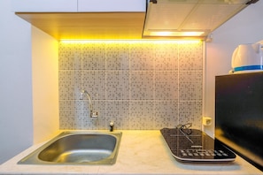 Refrigerador, placa de cocina, utensilios de cocina