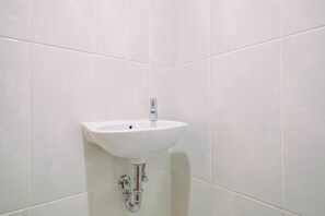 Zimmer | Badezimmer | Dusche, kostenlose Toilettenartikel, Handtücher