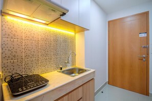 Zimmer | Eigene Küche | Kühlschrank, Herdplatte, Kochgeschirr/Geschirr/Besteck