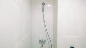 Kamar | Kamar mandi | Shower, perlengkapan mandi gratis,  dan handuk
