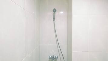 Ducha, artículos de tocador gratuitos, toallas