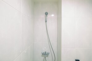 Zimmer | Badezimmer | Dusche, kostenlose Toilettenartikel, Handtücher